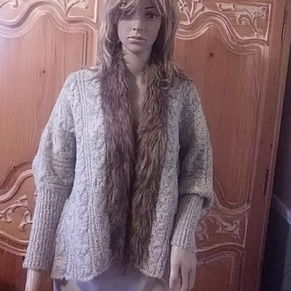 XOXO Beautiful faux fur collar sweater